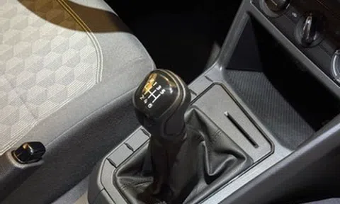 Những mẫu xe sedan giá rẻ vẫn sử dụng hộp số sàn tại Việt Nam hiện nay