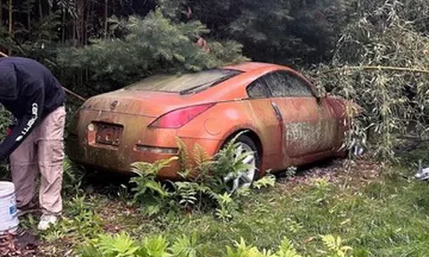 Chiếc xe Nissan hàng hiếm bị bỏ quên phủ đầy rêu mốc vẫn được rao bán giá cao