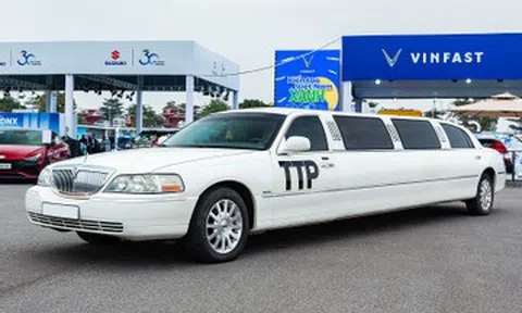 Xe siêu sang Lincoln dài gần 9 mét cực hiếm bán giá rẻ ngang Toyota Camry