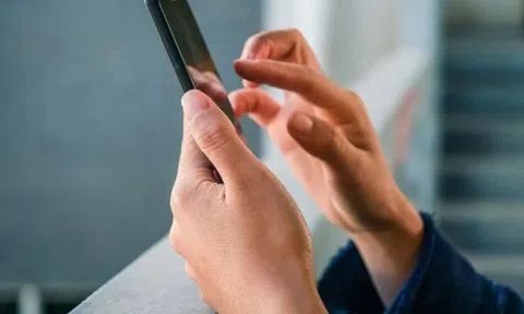 Cảnh báo: Màn hình đang sáng bỗng nhiên tối đen trong 1-2 phút, tiền trong tài khoản không cánh mà bay