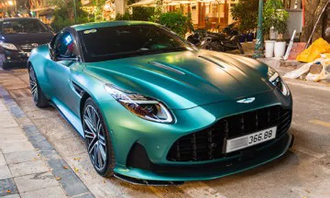 Siêu xe Aston Martin DB12 ở Hà Nội tiền trang bị bằng chiếc Mercedes-Benz C 300
