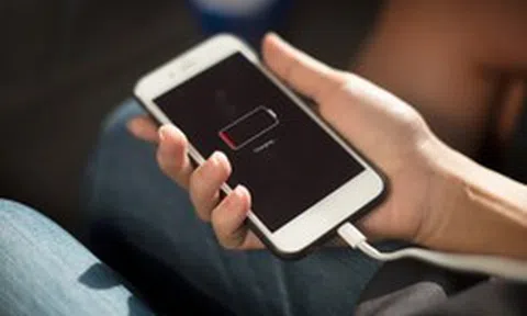 Vì sao pin điện thoại nhanh hết trong tình huống khẩn cấp?