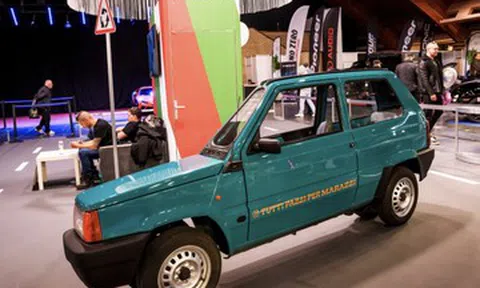 Độc lạ chiếc Fiat Panda xẻ đôi, tạo thành ô tô nhỏ nhất thế giới, chỉ rộng 50cm