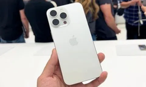 iPhone 15 "đập hộp" giảm giá chưa từng có