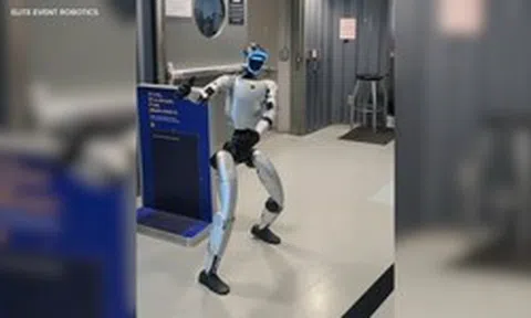 Robot hình người Bebop gây náo loạn và làm chậm chuyến bay vì mang theo pin 'cấm'
