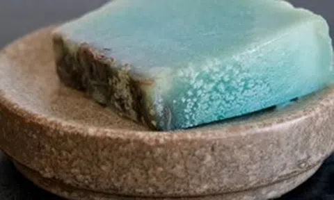 Hỏi AI: Xà phòng có tự nó nhiễm khuẩn được không?