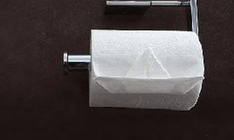 Kỹ sư bị sa thải vì đi vệ sinh một lần hết... 4 tiếng đồng hồ: Bệnh trĩ không phải là "kim bài miễn tử"
