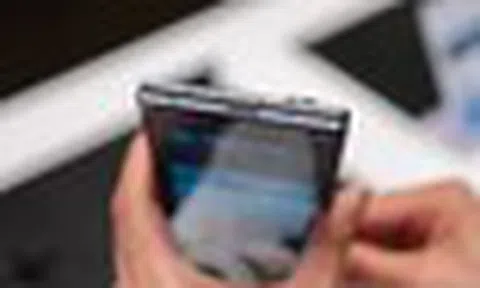 Trên điện thoại Samsung đắt tiền có "2 lỗ nhỏ" mà ít ai biết công dụng là gì: Kiểm tra xem máy mình có không?