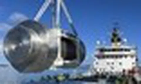 Phát hiện "siêu kình ngư" dài 5 mét, nặng 150 tấn lênh đênh trên biển: Bên trong chứa thứ rất nguy hiểm