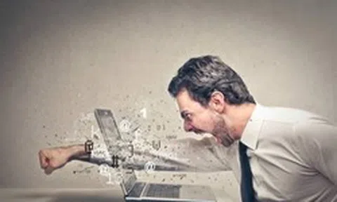 Hiệu ứng tâm lý Technostress: AI học việc trong 15 phút, nhân sự sợ bị bỏ rơi, phải liên tục chứng minh bản thân hữu ích, mệt mỏi hơn cả chạy deadline