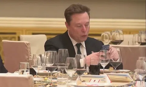 Tỷ phú Elon Musk dùng điện thoại gì