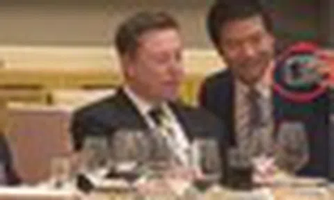 Tỷ phú Trung Quốc gặp Elon Musk, trên tay cầm món đồ "gây sốt" toàn cầu: Ở Việt Nam cũng có thể sở hữu