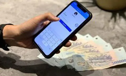 Sau khi chuyển khoản liên tiếp tới 1 tỷ đồng cho con gái đang ở nước ngoài, cụ bà 76 tuổi phải đến trình báo công an