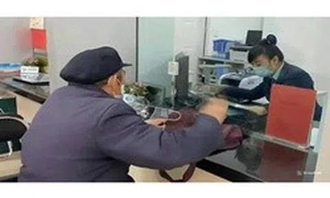 Phát hiện nhân viên ngân hàng cố tình trì hoãn phục vụ cụ ông chuyển khoản 200 triệu đồng: Công an Hà Nội vào cuộc điều tra