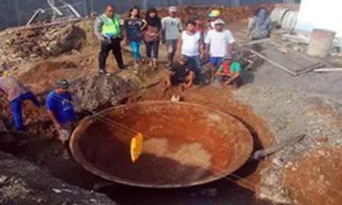Đào móng xây nhà, người dân phát hiện vật nặng 1 tấn màu vàng lạ, chuyên gia xác nhận báu vật hiếm có, công nghệ cao vào cuộc
