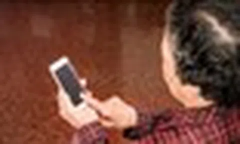 Gen Z cố gắng 'cai nghiện' smartphone, U60 lại đổ đi xô học AI: Cuộc đảo ngôi công nghệ gây bất ngờ năm 2026