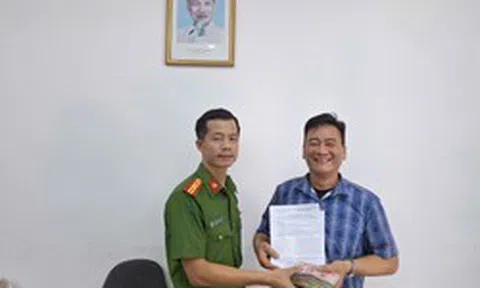 Tài khoản bất ngờ nhận 137,763 triệu đồng lúc 23h45, chàng trai ở Hàn Quốc lập tức gọi về Việt Nam: Người cha rút toàn bộ tiền mặt giao cho công an