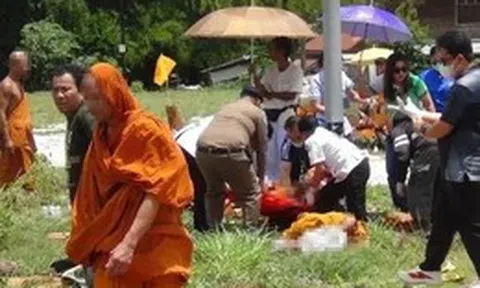 Thái Lan: Bé trai 11 tuổi lái xe bán tải đâm vào đoàn hành hương, 8 nhà sư thiệt mạng