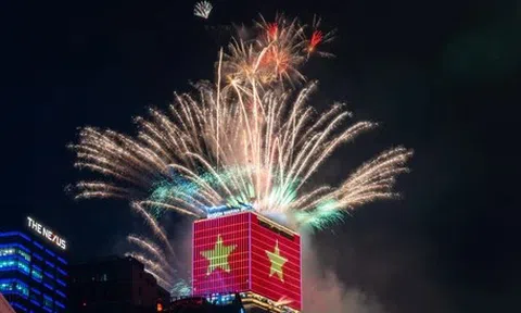 Pháo hoa rực sáng bầu trời TP.HCM mừng 50 năm thành phố mang tên Bác