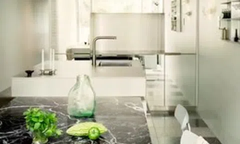 Nhà bếp có gương và kính khắp tường giúp nhà phố hẹp thành nơi đáng sống