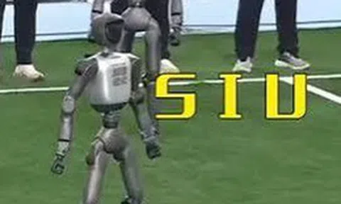 Bật cao xoay người ăn mừng Siuuu chuẩn đét CR7, robot gây sốt tại đại hội thể thao