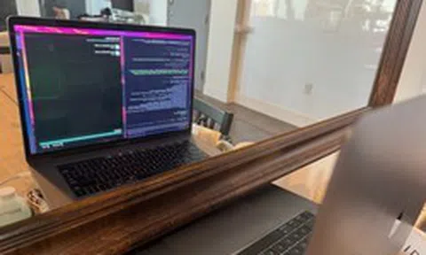 Chiếc MacBook cũ tự soi gương, dùng AI để sửa driver đồ họa cho chính mình