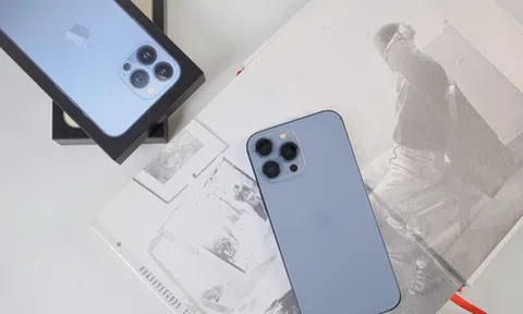 Trên tay iPhone 13 Pro Max đầu tiên tại Việt Nam: phiên bản Sierra Blue 128GB giá 45,5 triệu đồng