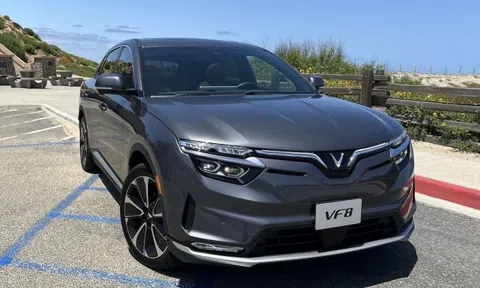 Khách Mỹ lái thử xe VinFast VF 8: 'Chiếc xe sáng tạo chưa từng có từ Việt Nam'