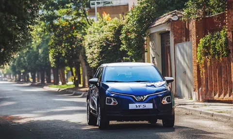 TỶ PHÚ PHẠM NHẬT VƯỢNG LẬP CÔNG TY MUA BÁN VÀ CHO THUÊ XE ĐIỆN - THÚC ĐẨY CHUYỂN ĐỔI XANH