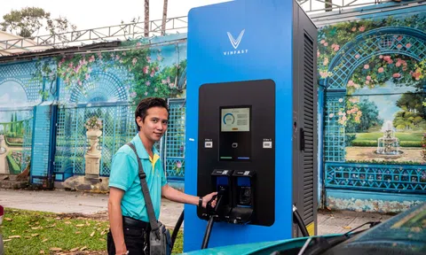 Trạm sạc siêu nhanh V-Green “view triệu đô” cạnh Dinh Độc Lập đi vào hoạt động, tài xế khen “tiện, tiết kiệm thời gian”