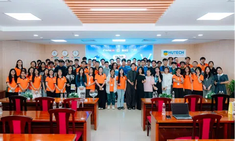 Huỳnh Thúy An "đốt cháy" hội trường HUTECH tại TikTok LIVE University Tour: Khi sinh viên Gen Z giải mã "quyền lực" của khung hình Livestream