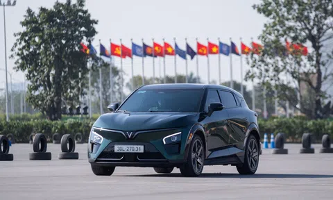 Người dùng nói về VinFast VF 7: “Nhìn góc nào cũng quá đẹp, lái sướng như xe giá gấp 5-6 lần”