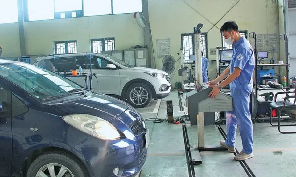 Quy định mới từ 1/3: Tài xế ô tô và xe máy chính thức chuyển sang dùng giấy đăng kiểm điện tử