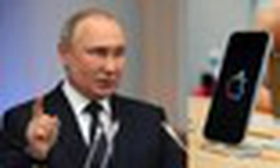 73 tuổi rồi, Tổng thống Putin vẫn quyết "nói không" với iPhone hay Android, vậy mọi người liên lạc với ông kiểu gì?