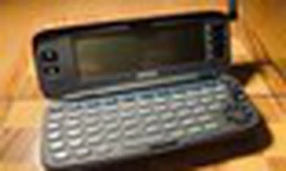 Ngày xưa ai mà dùng chiếc Nokia 9000 Communicator này thì "sang chảnh" kém gì iPhone 17 Pro Max bây giờ