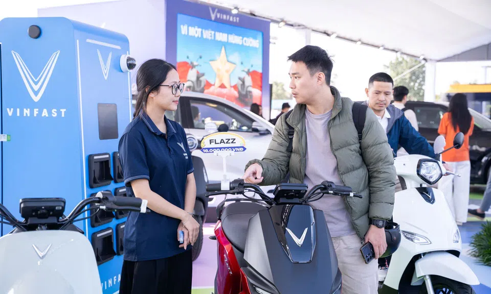 Dùng pin LFP bền bỉ, nhiều trang bị an toàn, VinFast Flazz được phụ huynh tin tưởng giao xe cho con