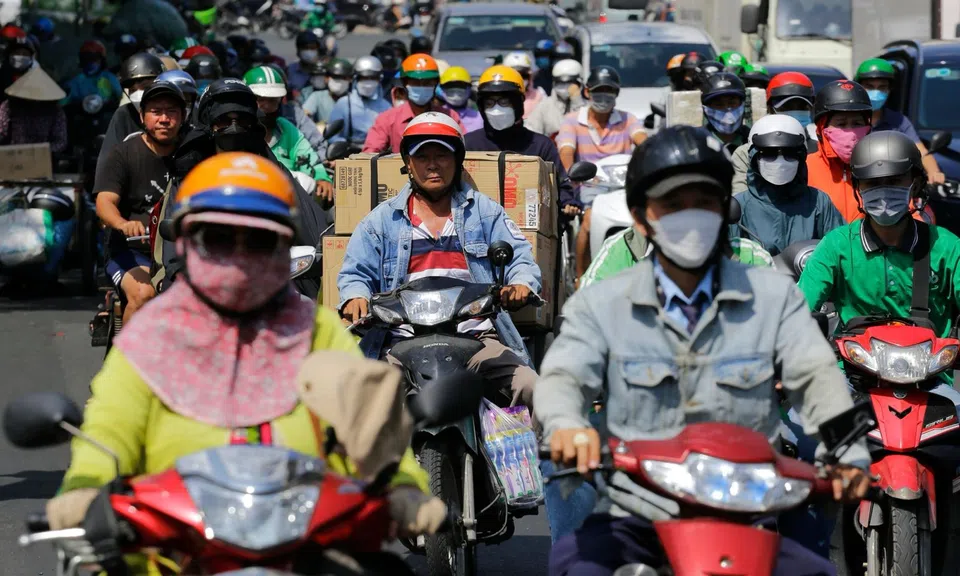 Áo chống nắng đang bị mua theo cảm tính, còn người tiêu dùng thì rối bời trong “ma trận” áo chống UV